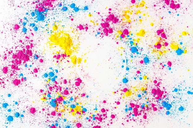 Jaune; éclaboussures de poudre de couleur holi rose et bleu sur fond blanc