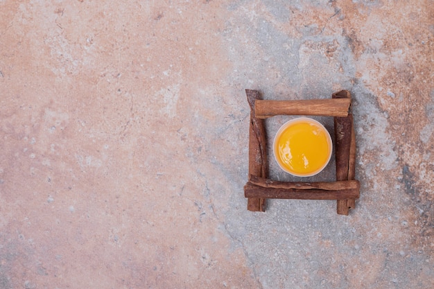 Jaune d'oeuf aux cannelles sur une surface en marbre.