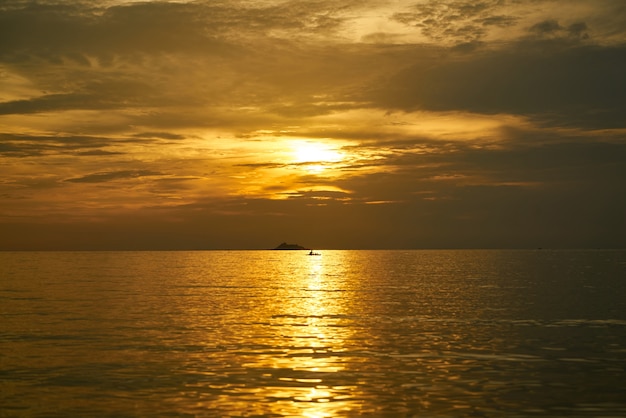 jaune vacances à la mer le lever du soleil en agitant