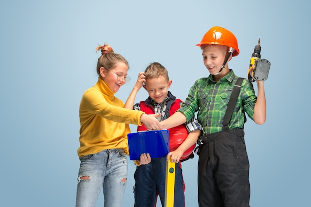 Je construis mon rêve. Enfants rêvant de profession d'ingénieur. Enfance, planification, éducation et concept de rêve. Vous voulez devenir un employé prospère dans la fabrication, l'industrie du bâtiment, les infrastructures.