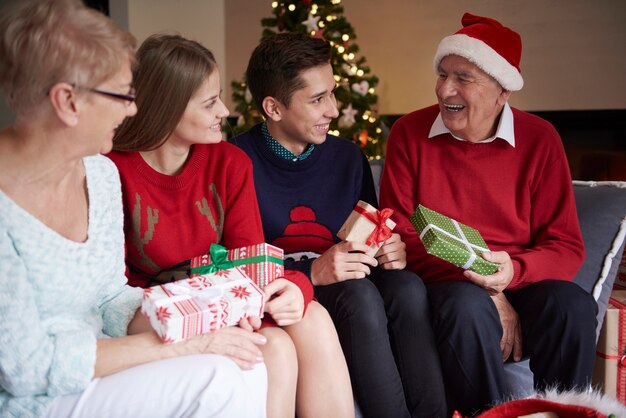 Je me demande ce que mon grand-père a pour moi cette année