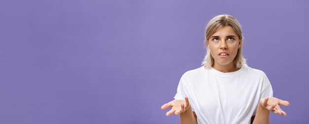 Photo gratuite je n'en ai aucune idée. portrait d'une bonne femme européenne irritée, gênée, aux cheveux blancs.