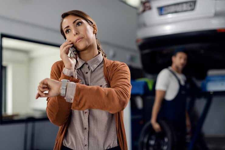 Photo gratuit je serai en retard la réparation de la voiture prendra du temps
