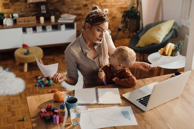 Je suis désolé ma chérie mais maman a beaucoup de travail aujourd'hui