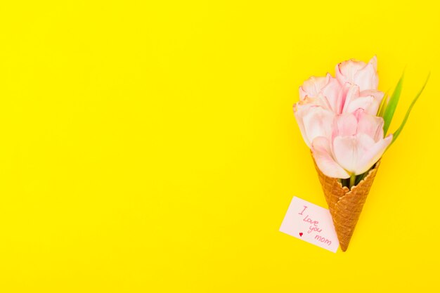 Je t&#39;aime inscription de maman avec des tulipes dans le cône de gaufre