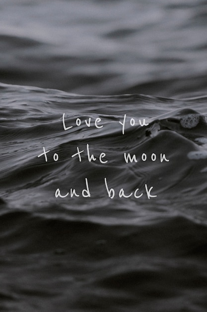 Photo gratuite je t'aime à la lune et citation de retour sur un fond de vague d'eau