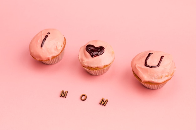 Photo gratuite je t'aime titre sur de délicieux cupcakes près de maman word