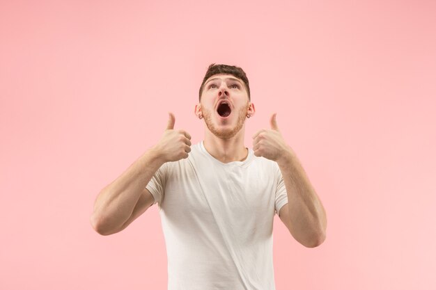 Je vais bien. Heureux homme d'affaires, signe ok, souriant, isolé sur fond de studio rose à la mode. Beau portrait mâle demi-longueur. Homme émotionnel. Émotions humaines, concept d'expression faciale