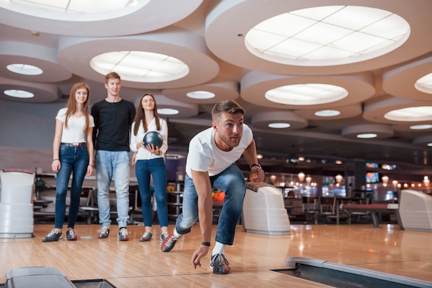 Je Veux Frapper. De Jeunes Amis Joyeux S'amusent Au Club De Bowling Le Week-end