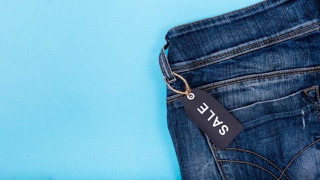 Jeans avec étiquette de vendredi noire attachée