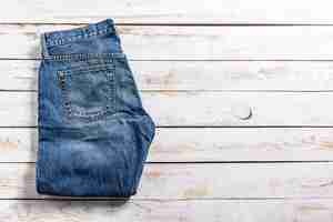 Photo gratuite jeans sur fond de bois