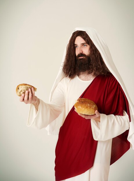 Jésus a divisé le pain en morceaux