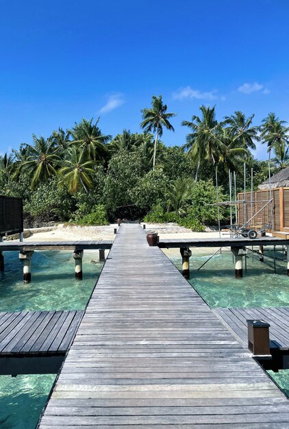 Une jetée en bois dans une station balnéaire de luxe aux Maldives