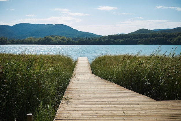 Photo gratuite jetée en bois sur le lac