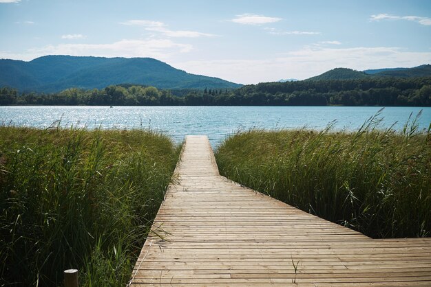 Jetée en bois sur le lac