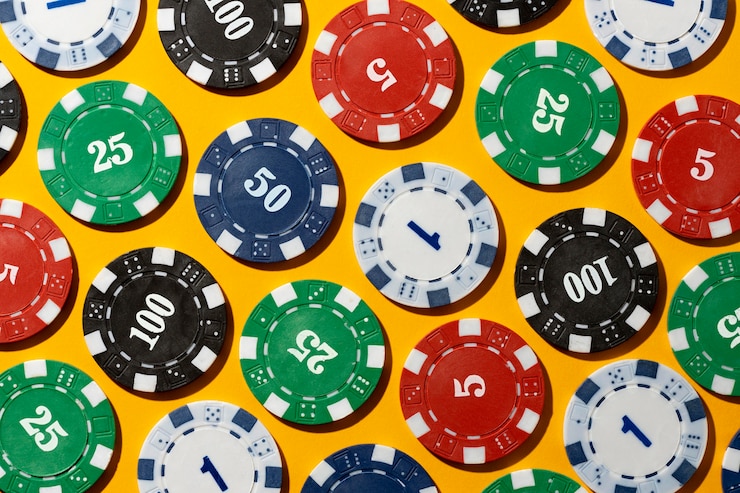 Photo gratuit jetons de casino sur fond jaune
