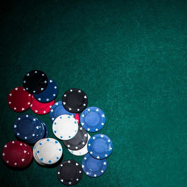 Jetons de casino sur la table de poker verte