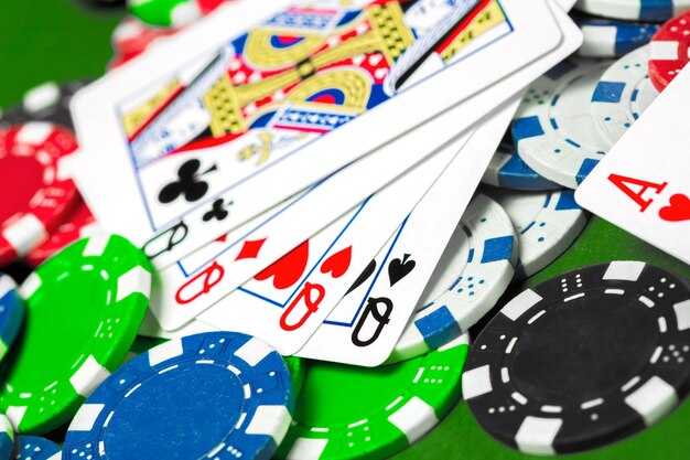 Jetons de poker sur la table