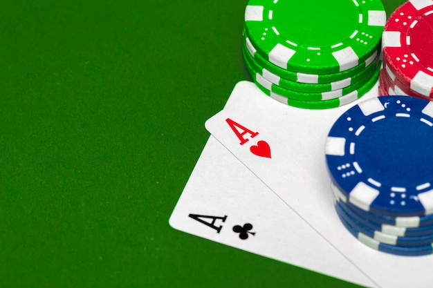 Jetons de poker sur la table