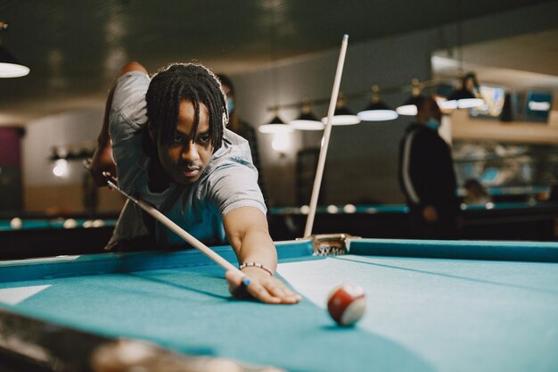 Jeu de billard. Homme avec une canne. Jeux masculins