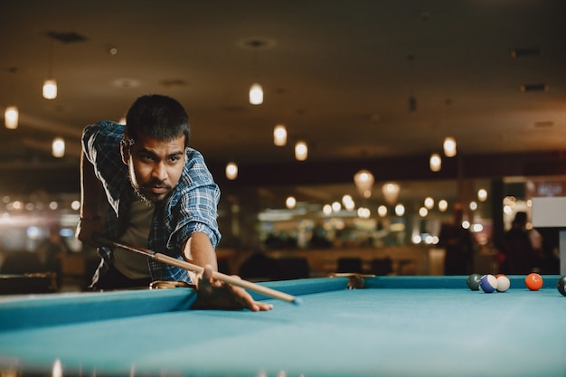 Jeu de billard. Homme avec une canne. Jeux masculins