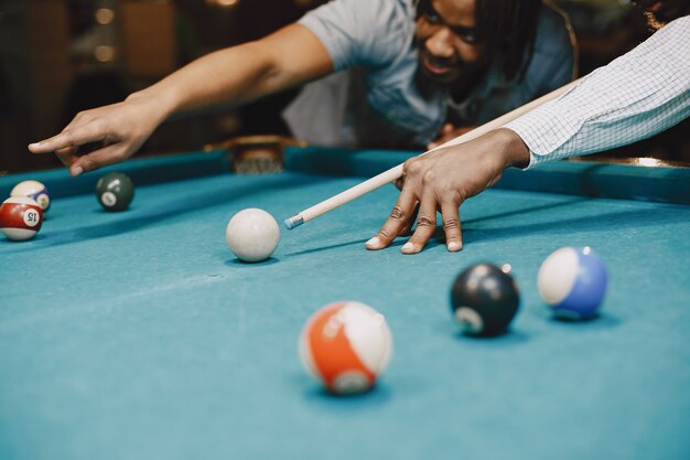 Jeu de billard. Hommes avec une canne. Jeux masculins