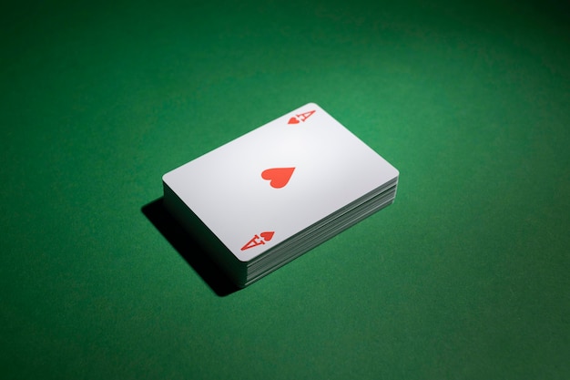 Jeu de cartes sur fond vert