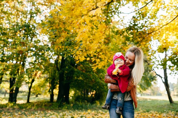 Jeu en famille heureuse dans la forêt