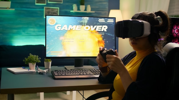 Jeu vidéo professionnel r perdant la compétition de tir spatial tout en portant un casque de réalité virtuelle