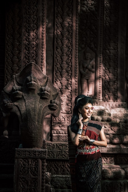 Jeune actrice portant de beaux costumes anciens, dans des monuments anciens, style dramatique. Jouez sur l'histoire populaire de l'amour de la légende, le conte folklorique thaïlandais Isan appelé "Phadaeng et Nang-ai" dans un site ancien