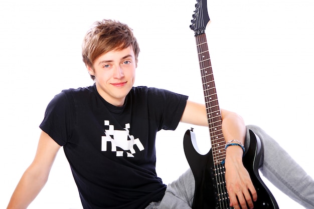 Jeune adolescent avec guitare