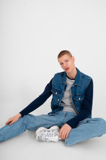 Photo gratuite jeune adolescent portant une tenue en jean