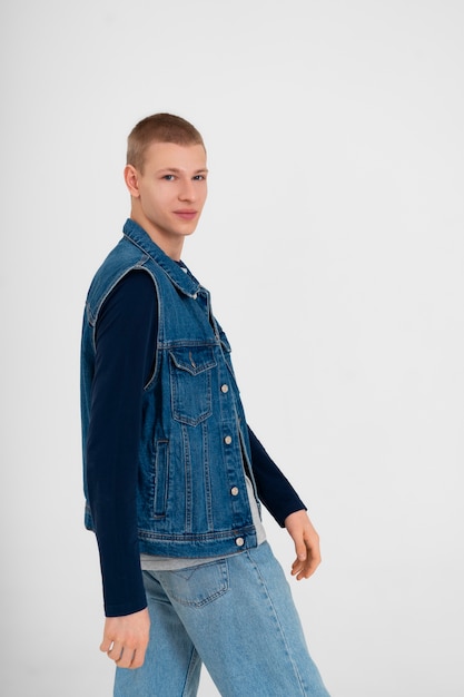 Jeune adolescent portant une tenue en jean