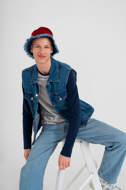 Jeune adolescent portant une tenue en jean