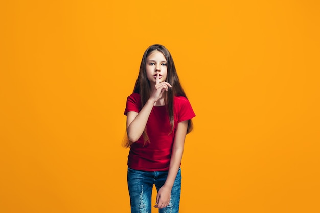 Photo gratuite la jeune adolescente chuchotant un secret derrière sa main