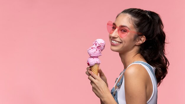 Jeune adolescente avec des lunettes de soleil mangeant une glace
