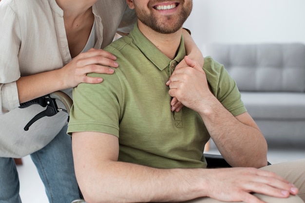 Jeune adulte aidant un ami handicapé