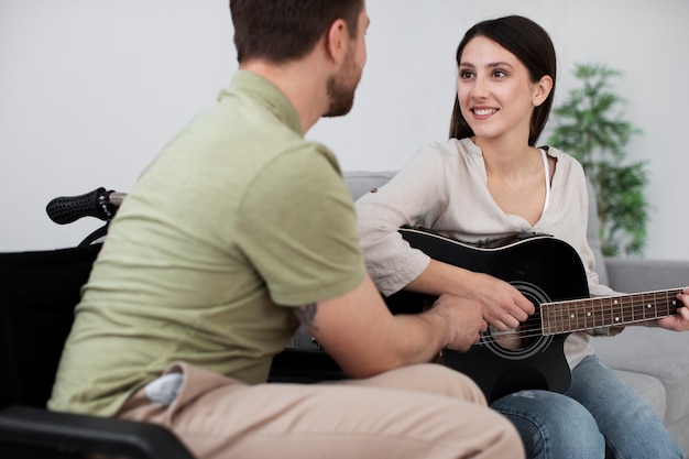 Jeune adulte aidant un ami handicapé