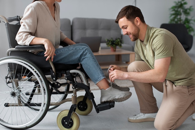 Jeune adulte aidant un ami handicapé