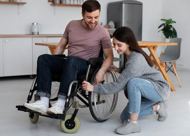 Jeune adulte aidant un ami handicapé