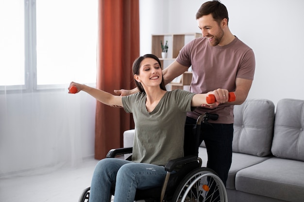 Jeune adulte aidant un ami handicapé