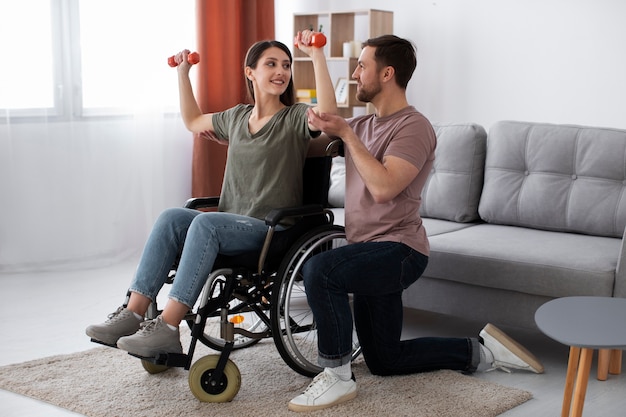 Jeune adulte aidant un ami handicapé