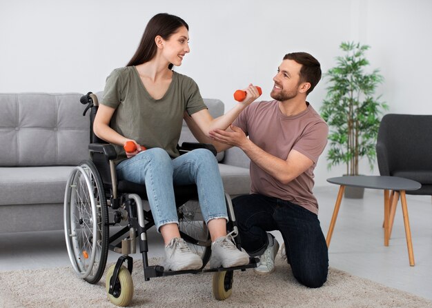 Jeune adulte aidant un ami handicapé