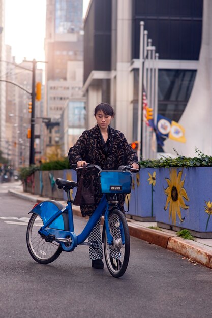 Jeune adulte à l'aide de vélo pour se déplacer dans la ville