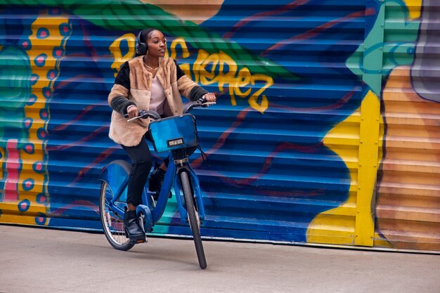 Jeune adulte à l'aide de vélo pour se déplacer dans la ville