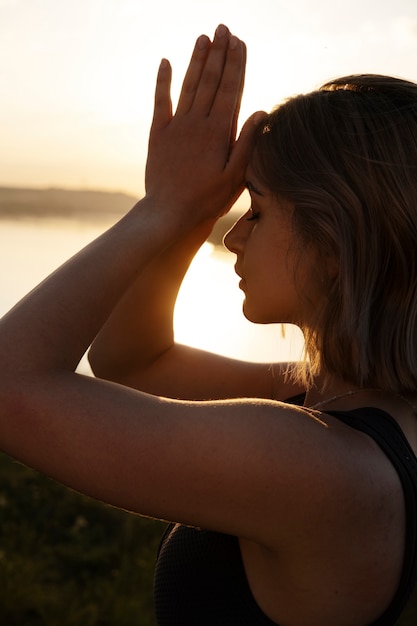 Jeune adulte appréciant le yoga dans la nature