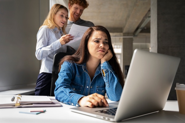 Photo gratuite jeune adulte aux prises avec le syndrome de l'imposteur