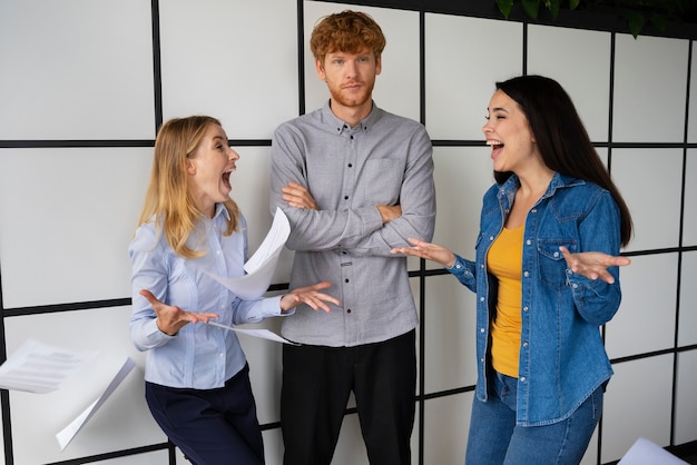 Photo gratuite jeune adulte aux prises avec le syndrome de l'imposteur