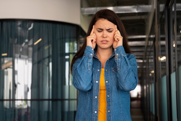 Photo gratuite jeune adulte aux prises avec le syndrome de l'imposteur