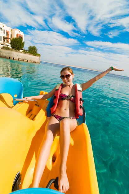 Jeune adulte à la chevronnade catamaran